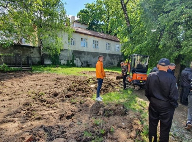 В Ужгороді сьогодні зупинили незаконні земляні роботи