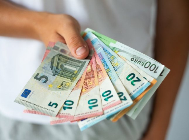 Скільки українці можуть заробити в Словаччині у 2025 році — оновлена мінімалка Яка мінімальна зарплата у Словаччині у 2025 році