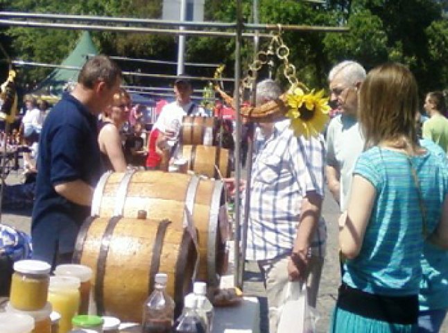 "Сонячний напій" в Ужгороді: гуляння, вино, мед і шашлики