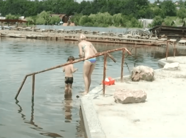 Люди зі всієї України приїжджають на відомі закарпатські озера