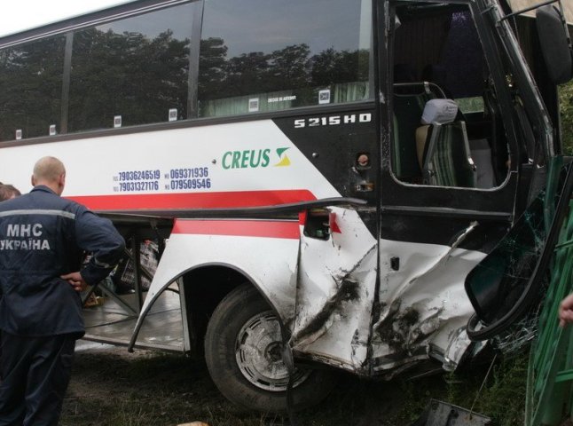 На Рахівщині зіткнулись легковик та рейсовий автобус, одна людина загинула, двоє в лікарні