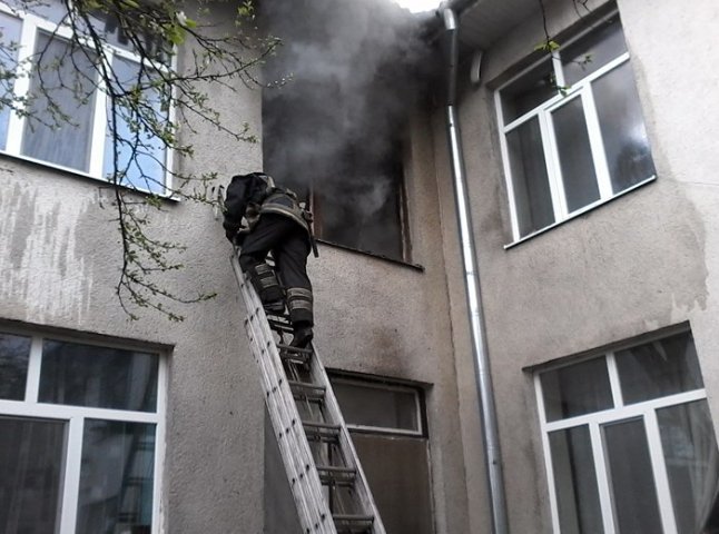 Мукачівські освітяни висловили подяку пожежникам за порятунок дитсадка (ФОТОФАКТ)