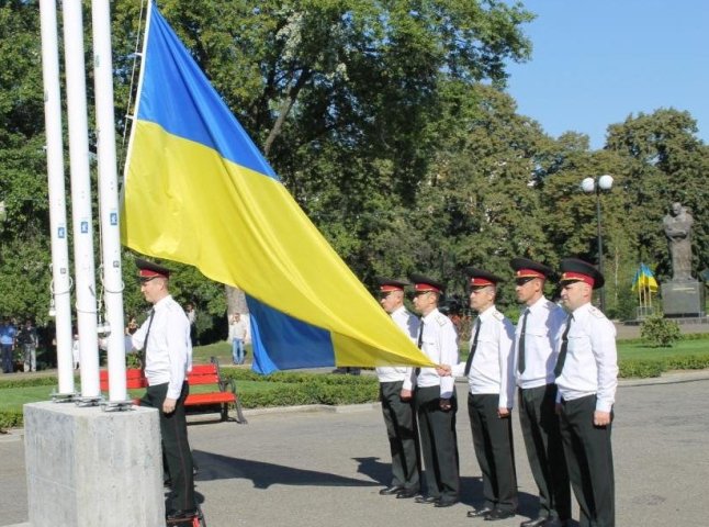Над Ужгородом сьогодні замайорів величезний прапор України
