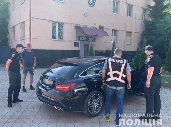 На Рахівщині знайшли машину, яку викрали в Чехії