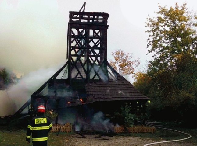 У Празі горіла дерев’яна церква, яку привезли із України