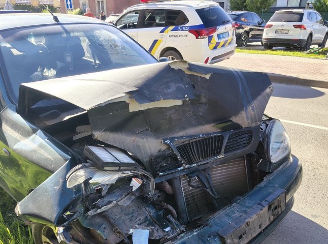 В Ужгороді сталась аварія. Зіткнулись Daewoo та Range Rover В Ужгороді сталась аварія. Зіткнулись Daewoo та Range Rover
