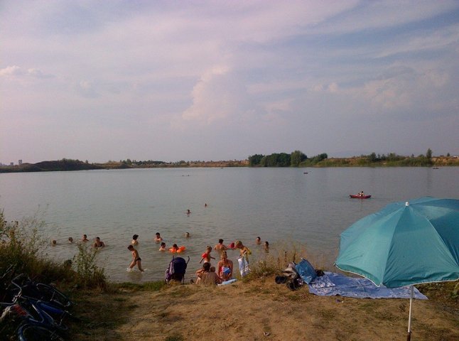 На одному із озер Ужгородщини люди відпочивають серед сміття