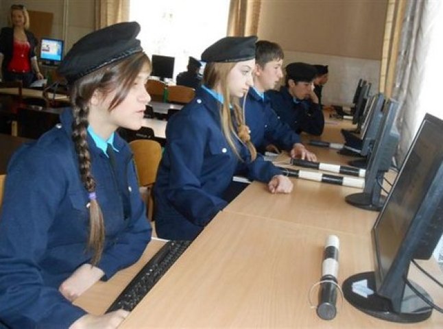 Юні інспектори руху змагались у вправності на базі Мукачівської школи-інтернату (ФОТО)
