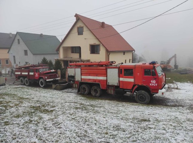 12 чоловік рятували будинок від знищення вогнем: на Хустщині вирувала велика пожежа
