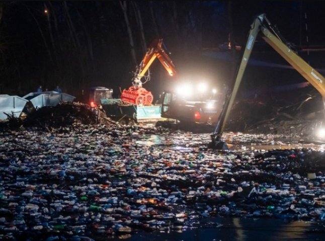 Угорщина поскаржилася на тонни сміття в Тисі, яке припливає з України