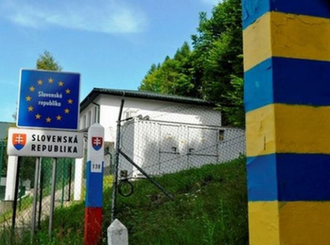 Словаччина тимчасово закриває частину пунктів пропуску на кордоні з Україною