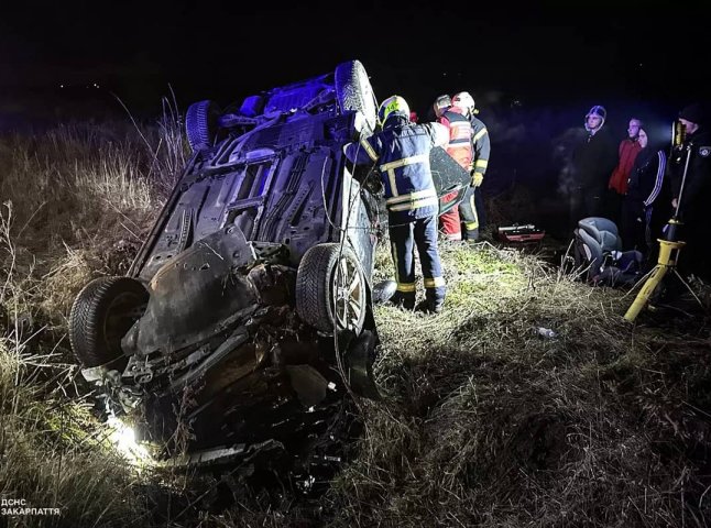 На Закарпатті перекинувся автомобіль. Жінку з нього витягали рятувальники