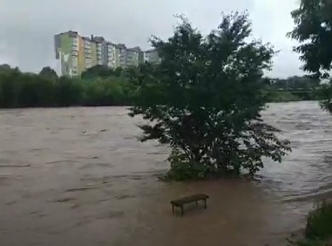 Негода наробила лиха у сусідній області. Закарпаття також у небезпеці