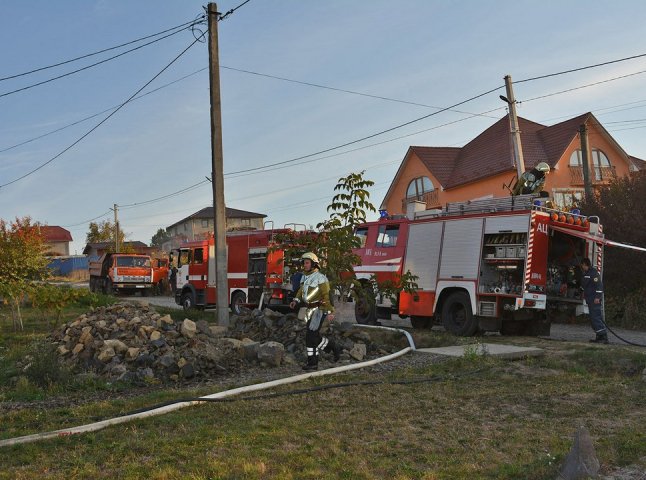 Загорівся будинок: вогонь гасили 10 рятувальників