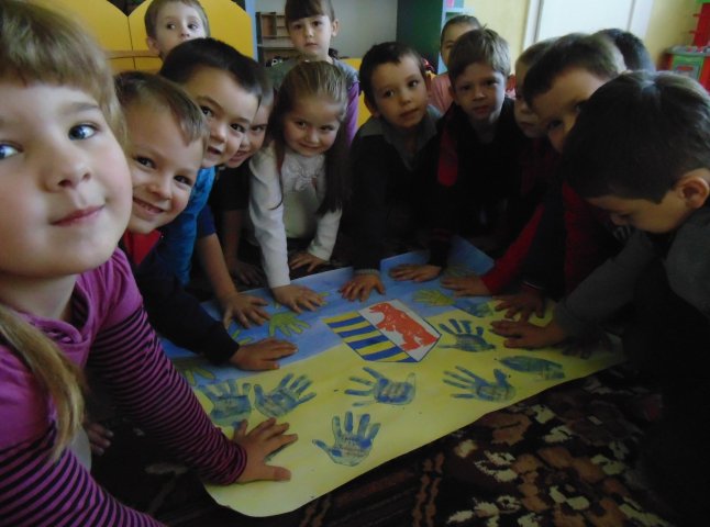 Вихованці іршавського дитсадка відправили малюнки українським військовим (ФОТО)