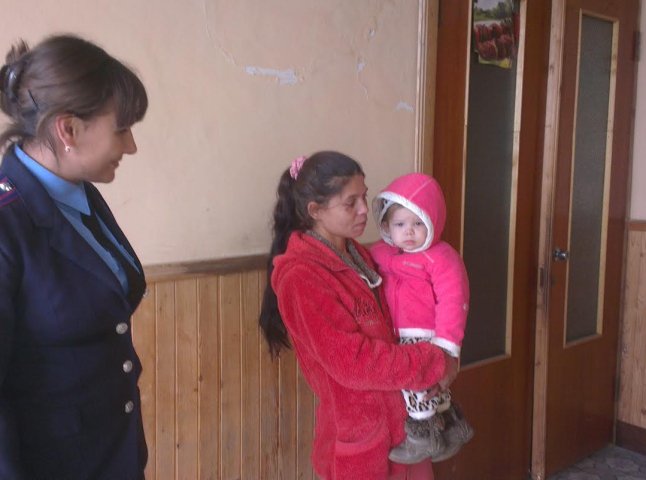 У Мукачеві затримали жінку, яка змушувала жебракувати свою доньку (ФОТО)