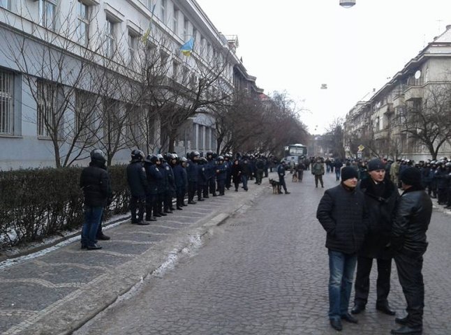 Перед будівлею суду в Ужгороді, де розглядатимуть апеляцію бійців ПС, десятки правоохоронців
