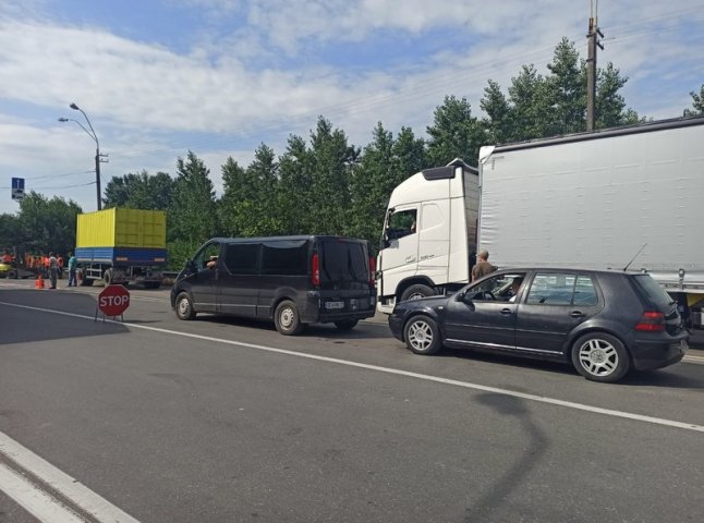 На кордоні України з Угорщиною на два місяці обмежили рух транспорту
