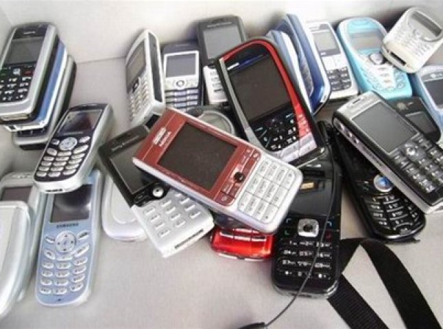 Митники вилучили мобільні, які намагались незаконно ввезти в Україну