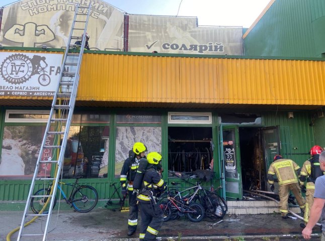 В Ужгороді під вечір горів магазин: відомо, де трапилась пожежа