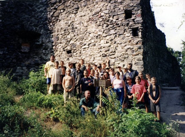 Волонтери з різних країн відновлюють закарпатський Невицький замок