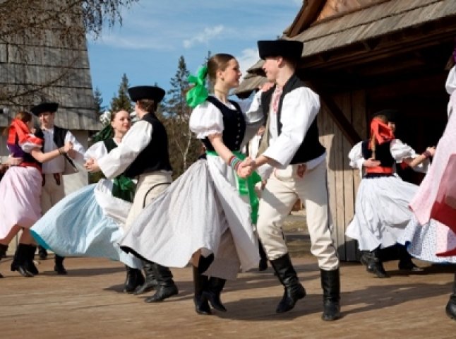 Танцювальний колектив зі Словаччини імпровізував у центрі Ужгорода