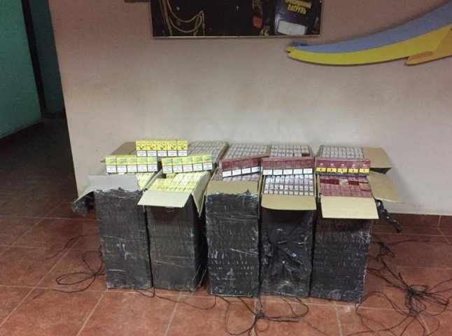 Контрабандисти намагалися переправити через кордон майже 5 тисяч пачок сигарет