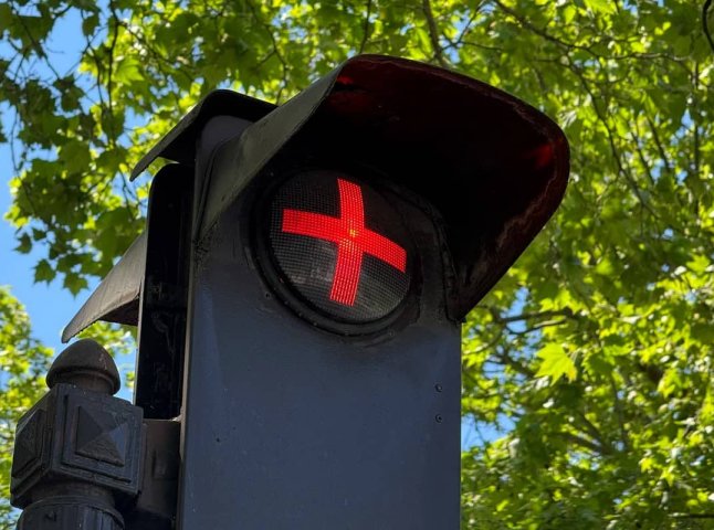 Що означає червоний плюс на світлофорі: як поводитись водіям Що означає червоний плюс на світлофорі: як поводитись водіям