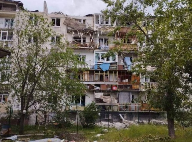 У Лисичанську російський снаряд влучив в багатоповерхівку: є постраждалі