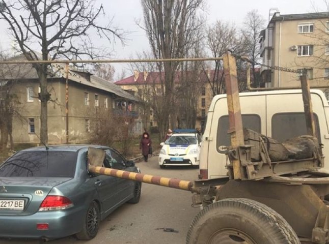 В Ужгороді вантажівка пошкодила легковий автомобіль