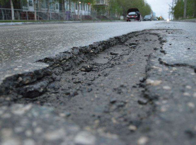 Ужгородці найбільше скаржаться на ями на дорогах, відкриті люки, сміття та на відсутність пішохідних переходів