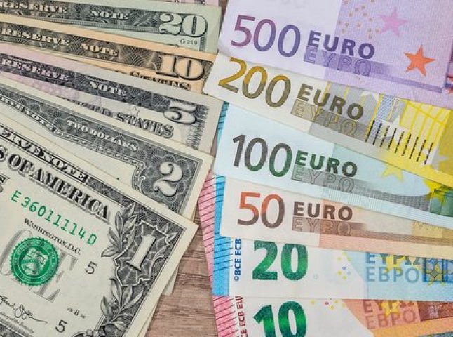 Курс євро зазнав суттєвих змін, долар подешевшав на копійку: курс валют на найближчі три дні