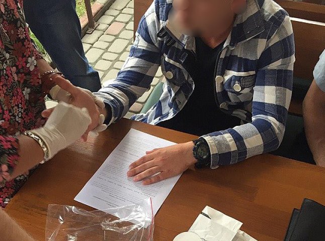 Ужгородському поліцейському, якого затримали на хабарі, загрожує до десяти років в’язниці