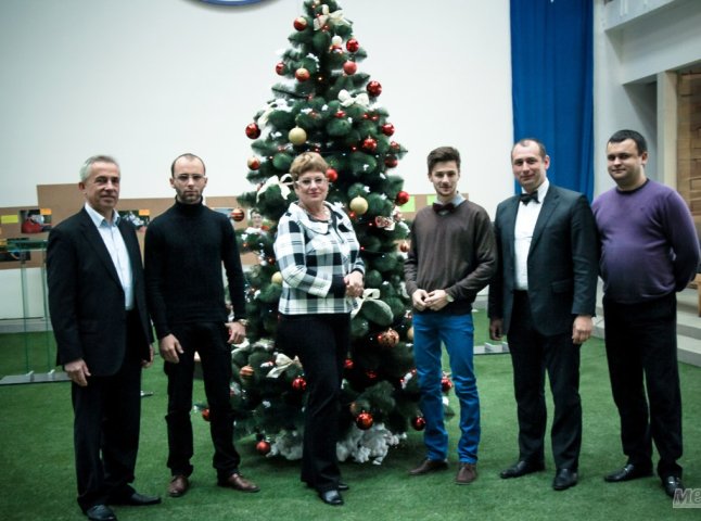 В УжНУ відкрили першу в Україні студентську ялинку