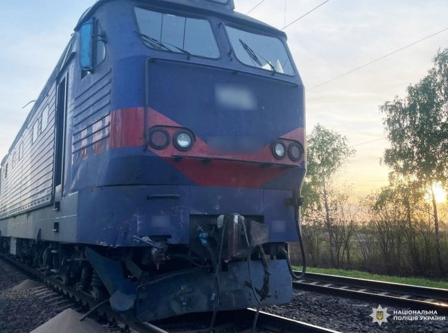 Потяг «Ужгород-Харків» зіткнувся з автомобілем. Загинули двоє братів Потяг «Ужгород-Харків» зіткнувся з автомобілем. Загинули двоє братів
