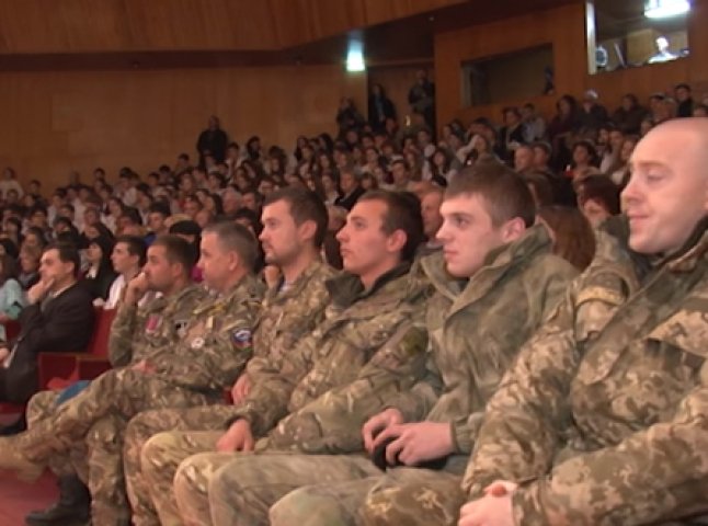 Воїни АТО в Ужгороді зі сльозами на очах дякували молоді за підтримку