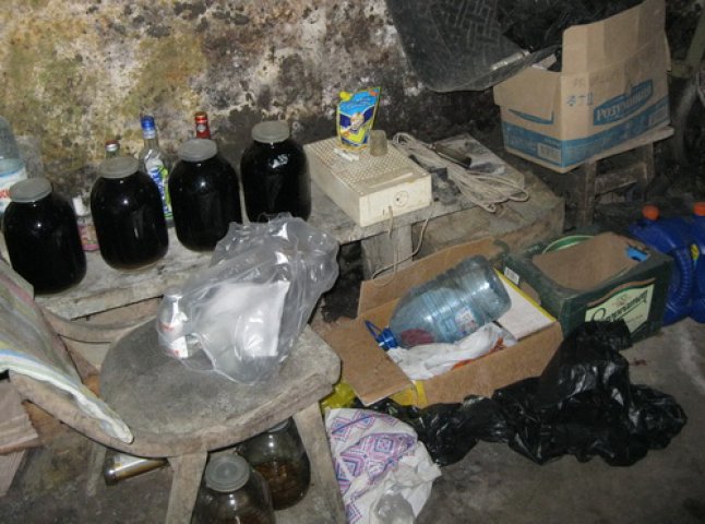 У Мукачеві правоохоронці виявили підпільний цех з розливу горілки