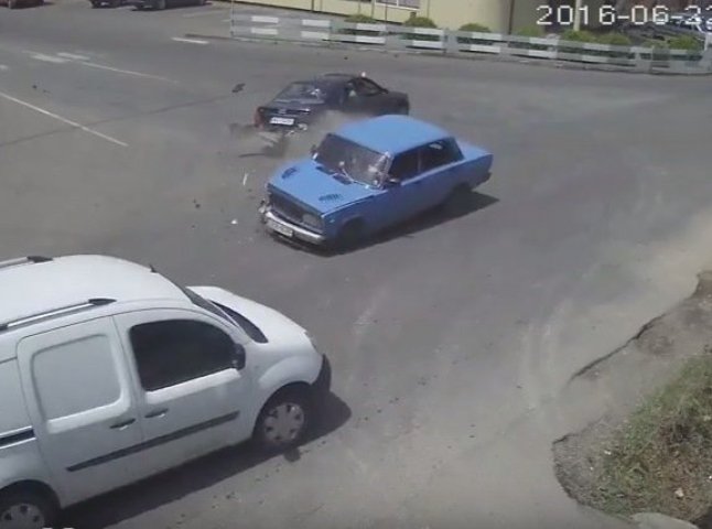 У Виноградові на перехресті зіткнулись два автомобілі: оприлюднено відео
