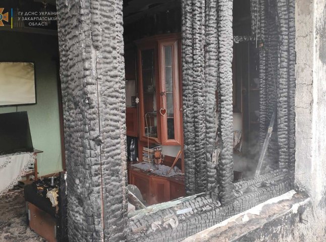 Рятувальники показали фото обгорілої кімнати після вчорашньої пожежі в Ужгороді