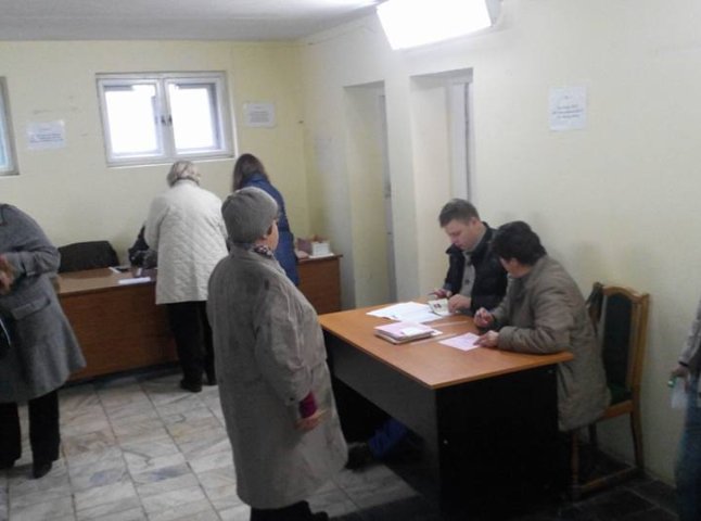 В Ужгороді ОПОРА фіксує низьку явку виборців