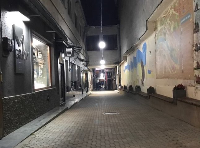 У центрі Ужгорода ретро-світильниками підсвітили пасаж Баті