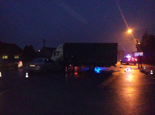 В Ужгороді вантажівка зіткнулась з легковиком
