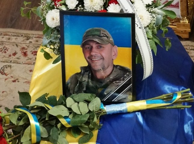 У Мукачеві попрощалися з полеглим воїном, який добровільно став на захист України У Мукачеві попрощалися з полеглим воїном, який добровільно став на захист України