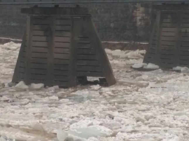 Пошкоджені опори ужгородського мосту небезпеки не несуть