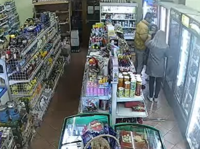 Кричав і накинувся на дівчину: камери відеоспостереження зафіксували нічний конфлікт у магазині