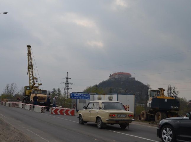 У Мукачеві розпочали ремонтувати міст на Берегівській об’їзній. Рух транспорту обмежений