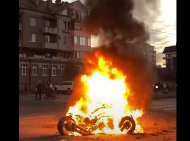 Пожежа в Ужгороді: під час руху загорівся трицикл