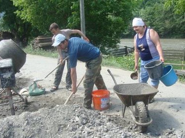 Жителям одного з сіл Рахівщини вже не сила терпіти бездоріжжя і вони взялися самі ремонтувати дорогу