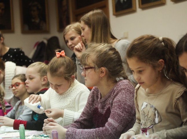 Для дітей військовослужбовців в Ужгороді провели майстер-клас із виготовлення витинанок