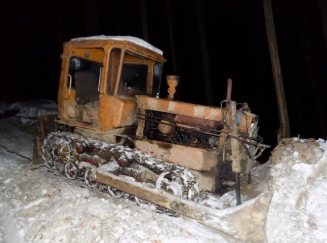Моторошна загибель тракториста на Свалявщині: чоловік потрапив під гусениці багатотонної машини
